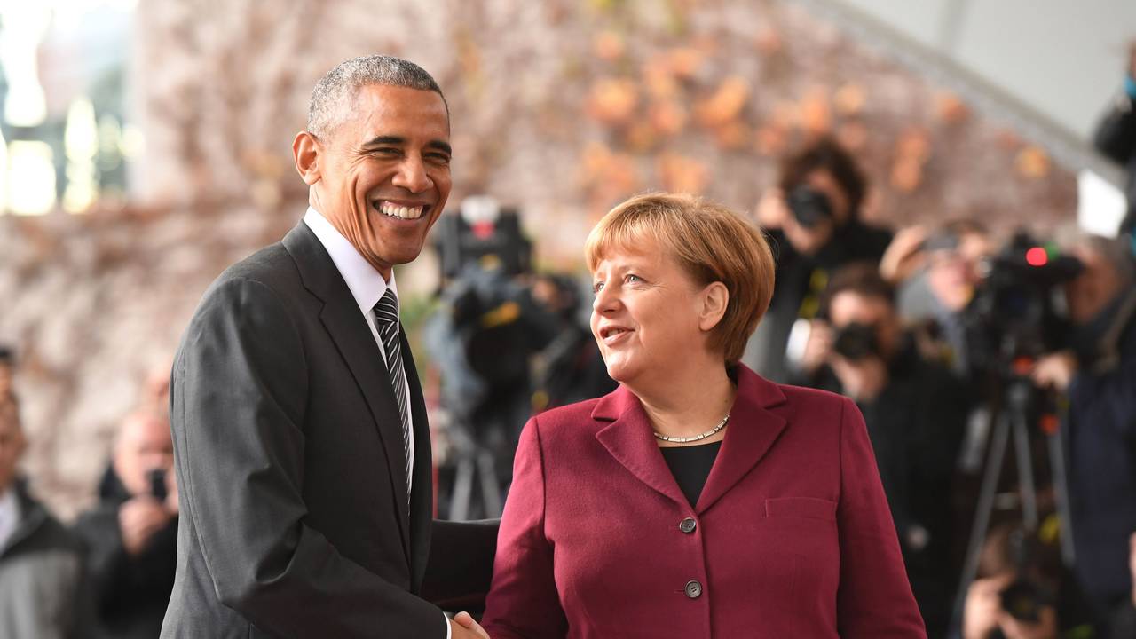 Angela Merkel und Barack Obama schütteln sich die Hände.