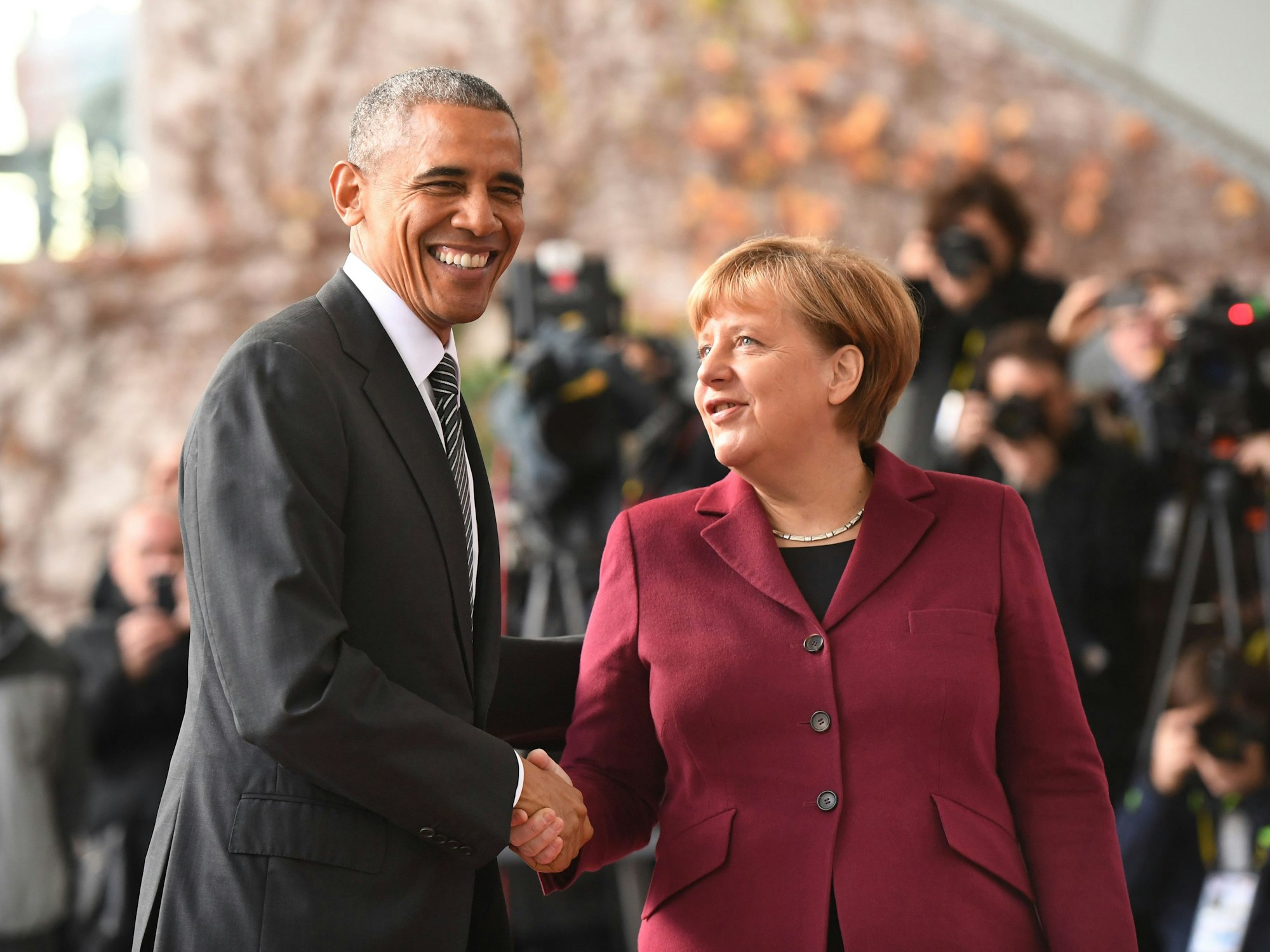 Angela Merkel und Barack Obama schütteln sich die Hände.