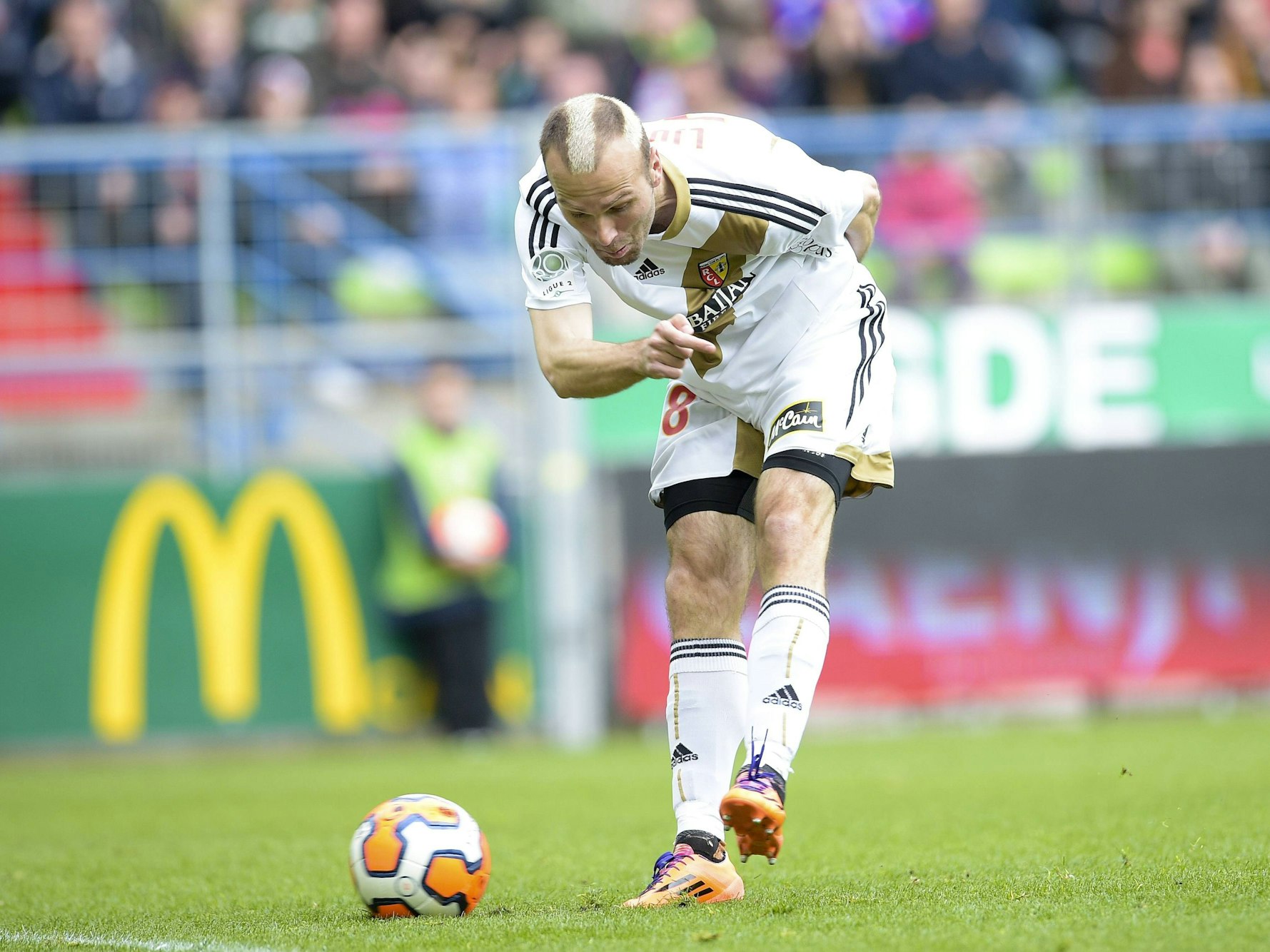 Danijel Ljuboja am 5. April 2014 für RC Lens am Ball.