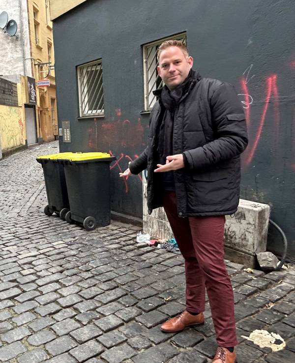Ken Reise steht in der Hühnergasse in Köln.