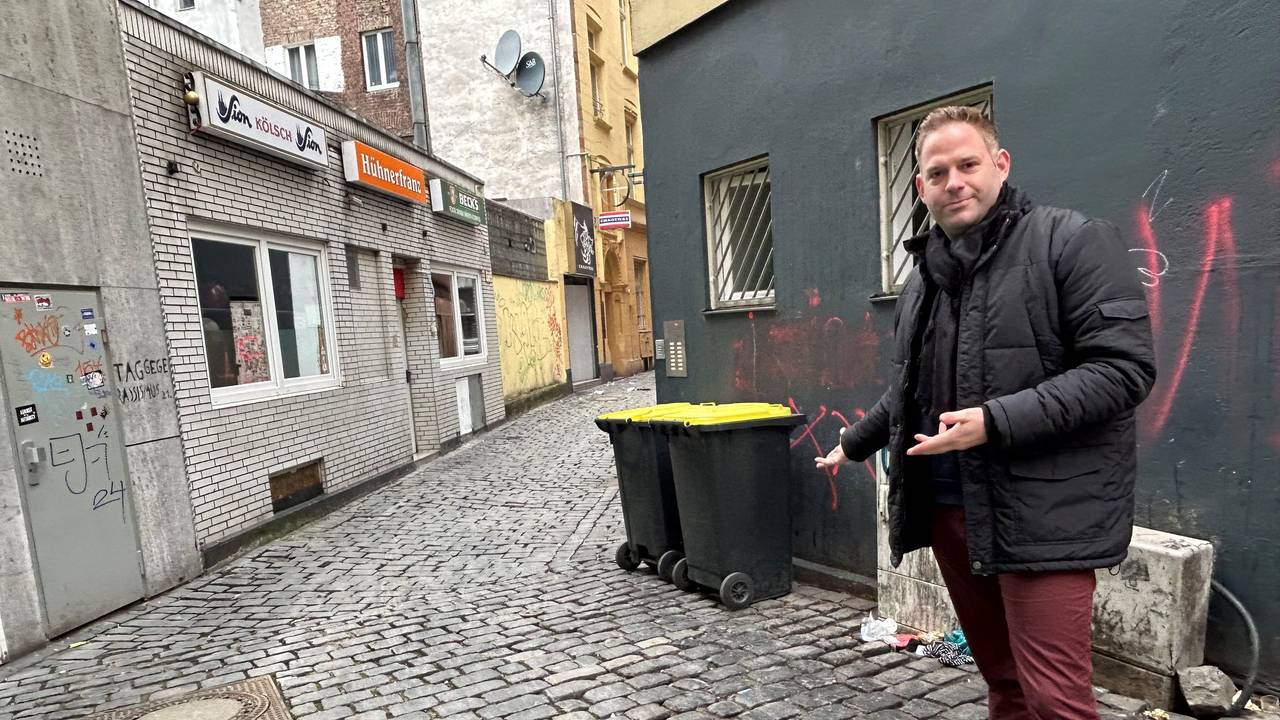 Ken Reise steht in der Hühnergasse in Köln.
