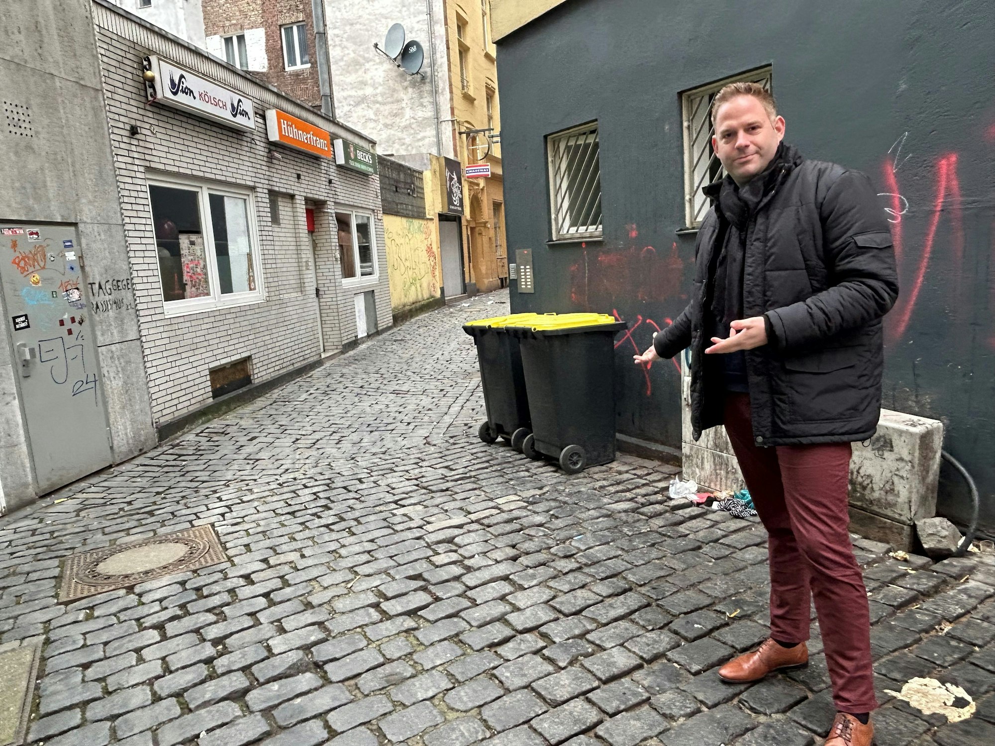 Ken Reise steht in der Hühnergasse in Köln.