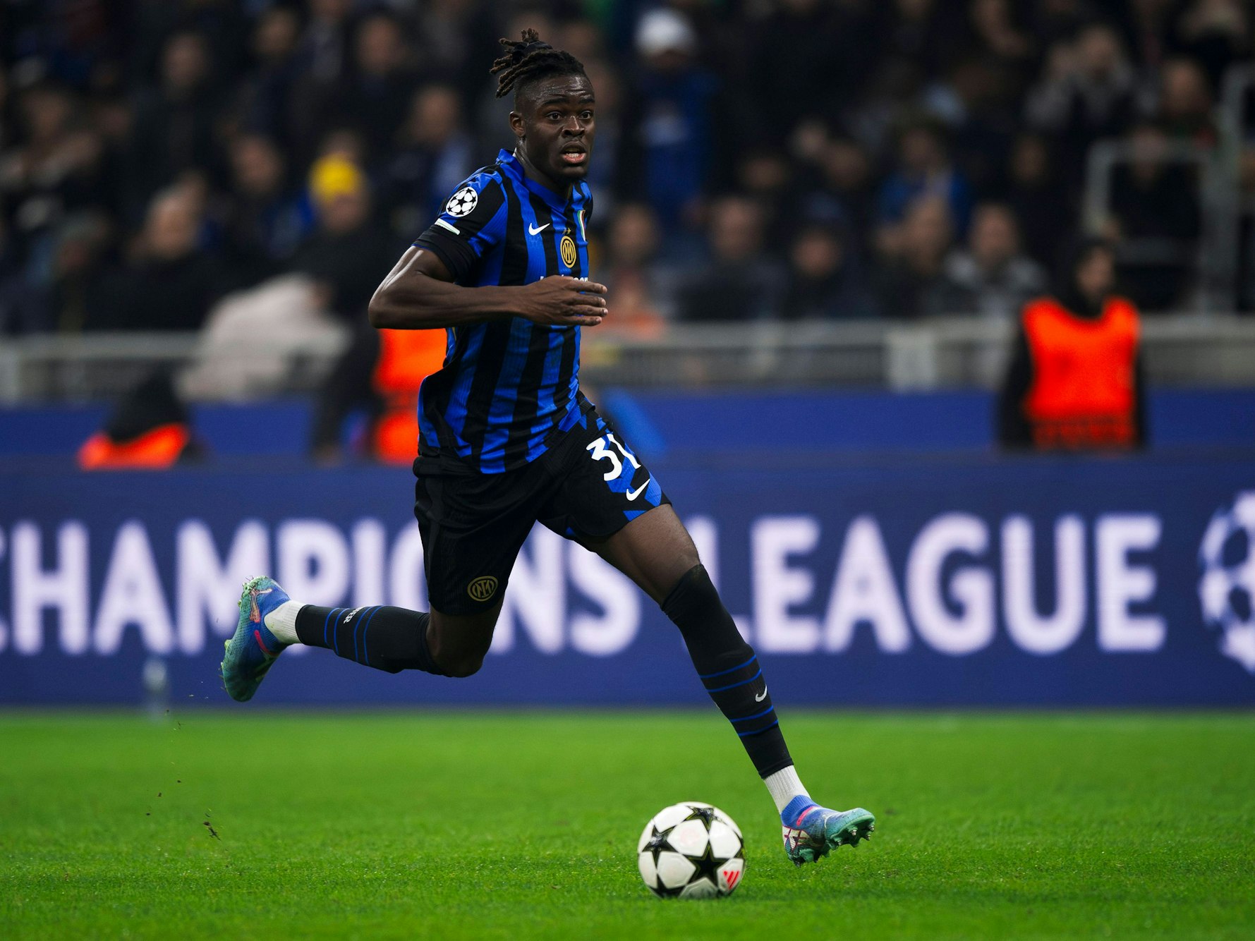 Yann Aurel Bisseck im Champions-League-Spiel gegen den FC Arsenal.