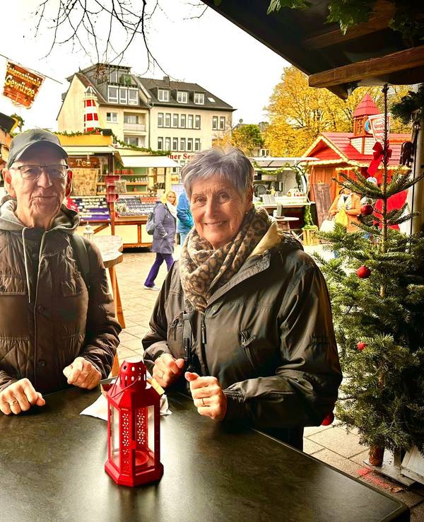 Das Ehepaar Gartzlaff schaute direkt nach der Eröffnung am Freitagvormittag (15. November) schon mal auf dem Kölner Hafenweihnachtsmarkt vorbei.
