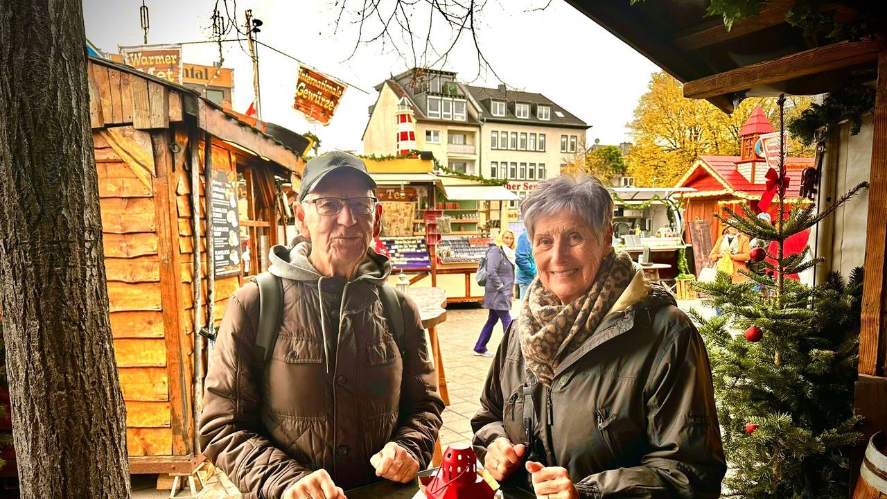 Das Ehepaar Gartzlaff schaute direkt nach der Eröffnung am Freitagvormittag (15. November) schon mal auf dem Kölner Hafenweihnachtsmarkt vorbei.