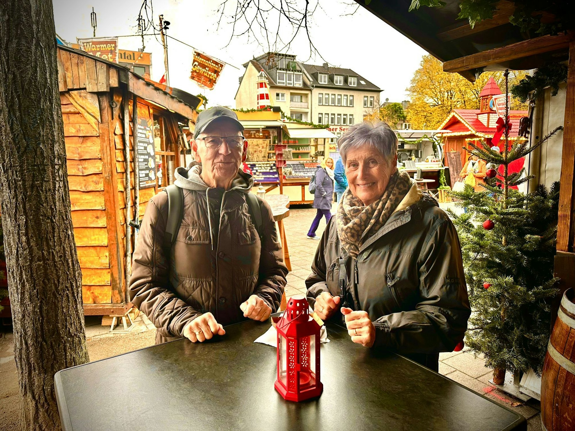 Das Ehepaar Gartzlaff schaute direkt nach der Eröffnung am Freitagvormittag (15. November) schon mal auf dem Kölner Hafenweihnachtsmarkt vorbei.