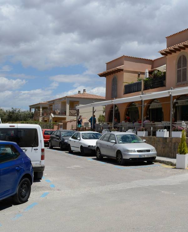 Autos parken rund um die Strandbar „La Mar de Bo“ am 19. Juni 2016 an Mallorcas Traumstrand Es Trenc.