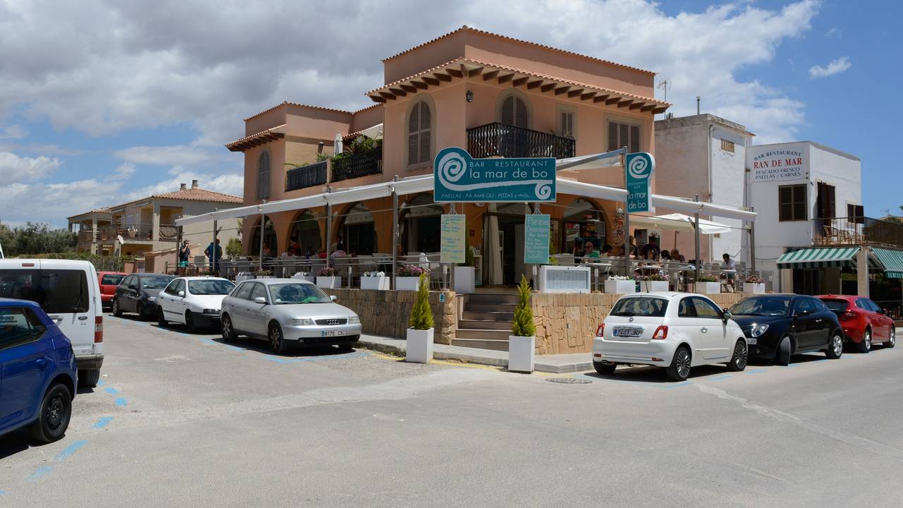 Autos parken rund um die Strandbar „La Mar de Bo“ am 19. Juni 2016 an Mallorcas Traumstrand Es Trenc.