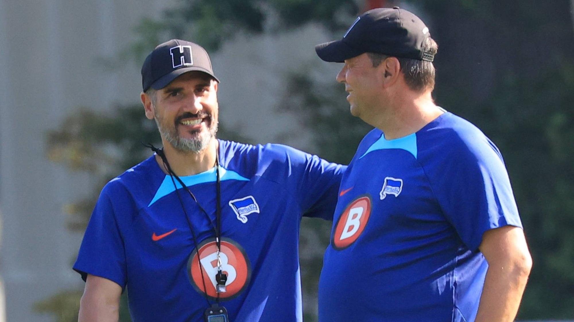 Hertha-Trainer Christian Fiél am 26. Juni 2024 im Gespräch mit seinem Torwart-Coach Andreas Menger.