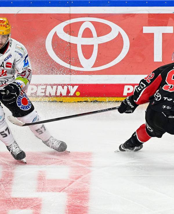 Kölns Hakon Hänelt im Duell mit Alexander Friesen von den Pinguins Bremerhaven.