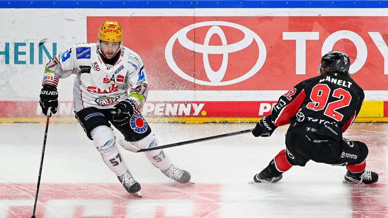 Kölns Hakon Hänelt im Duell mit Alexander Friesen von den Pinguins Bremerhaven.