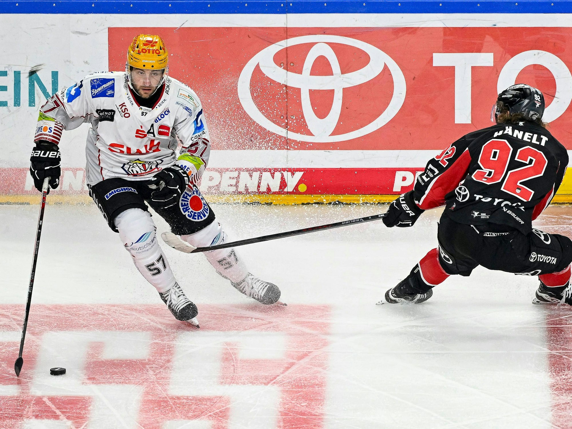 Kölns Hakon Hänelt im Duell mit Alexander Friesen von den Pinguins Bremerhaven.