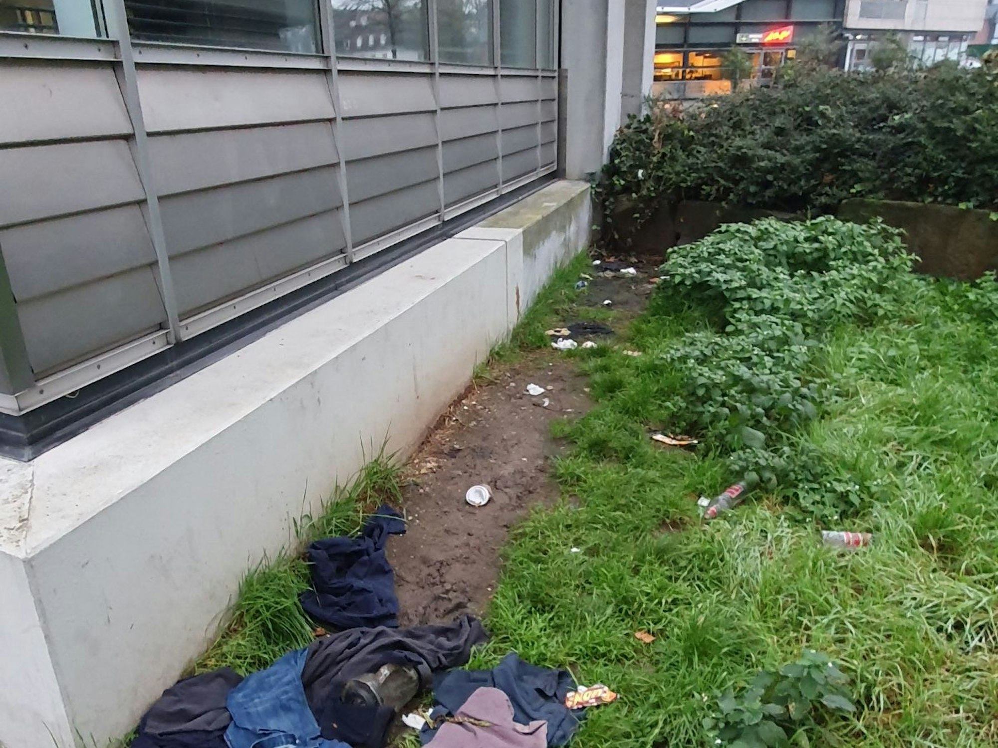 Dreck-Ecke befindet sich hinter dem Bezirksrathaus Mülheim