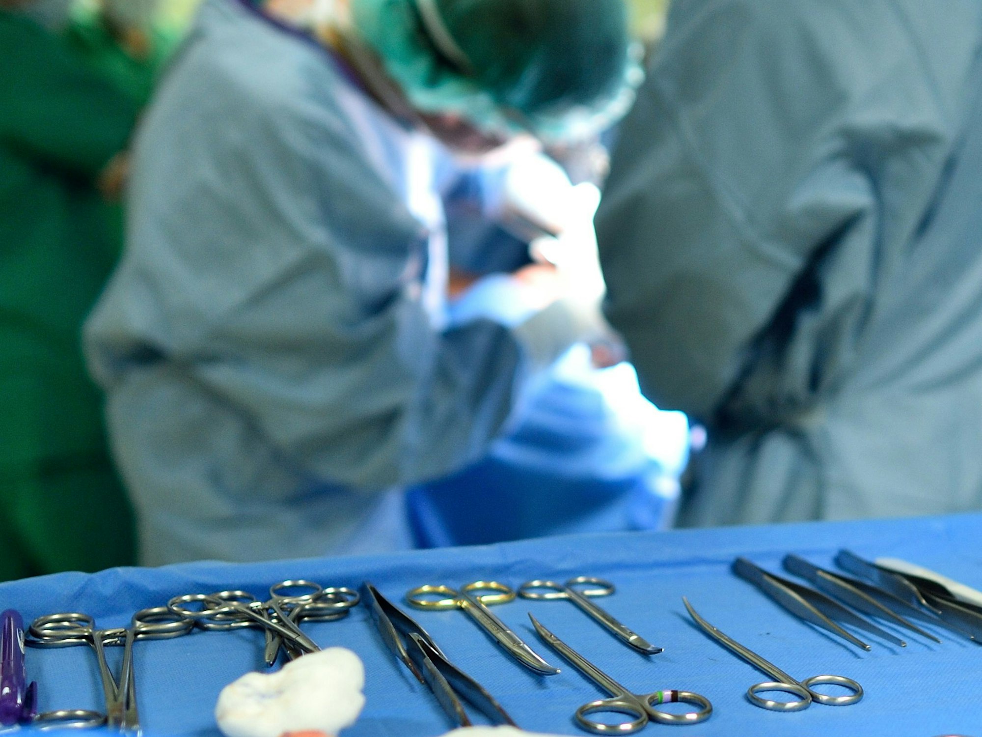 OP-Besteck ist in einer Klinik in einem Operationssaal während einer Operation zu sehen.