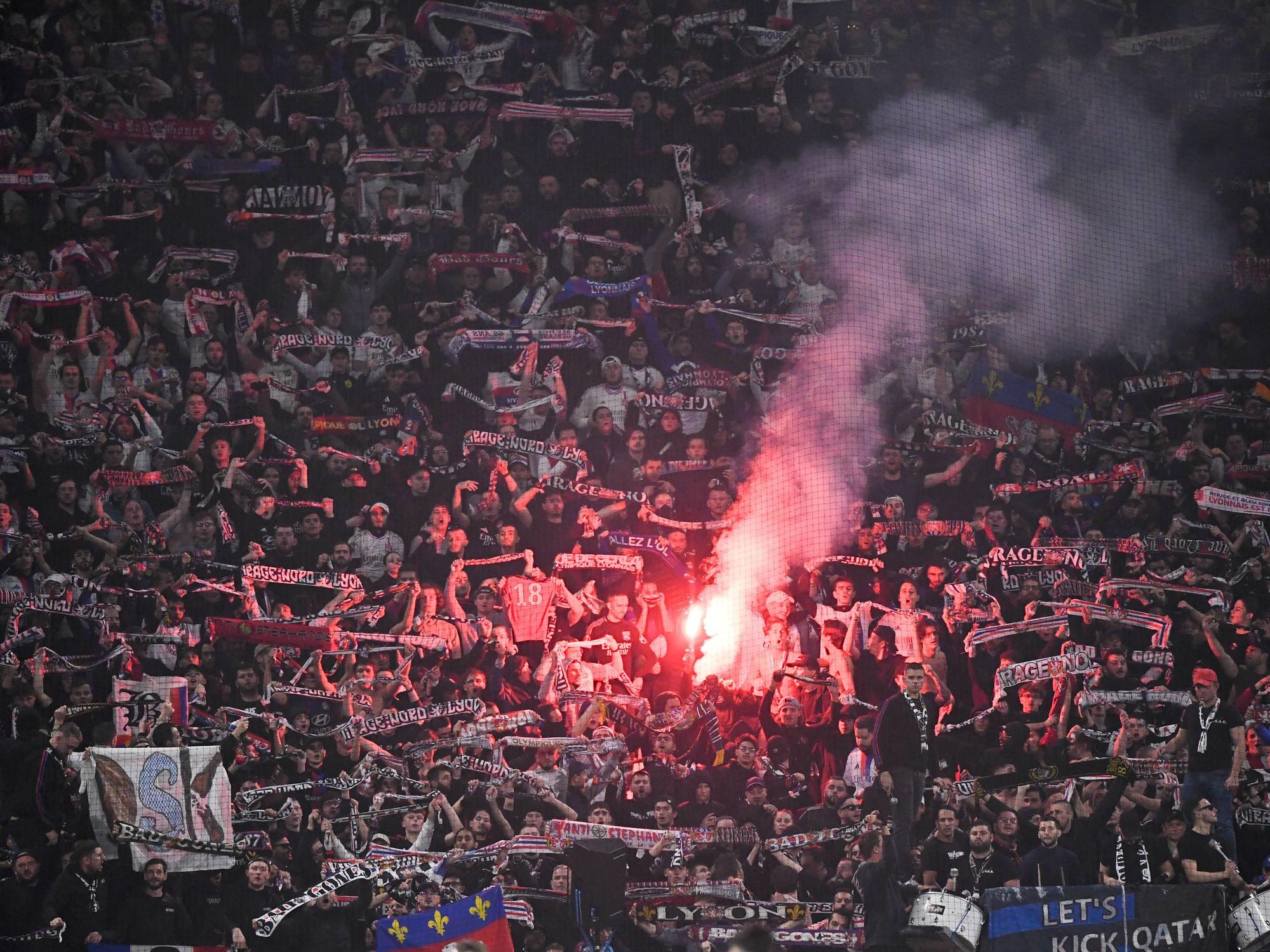 Die Ultras von Olympique Lyon zünden Pyrotechnik in der Kurve.