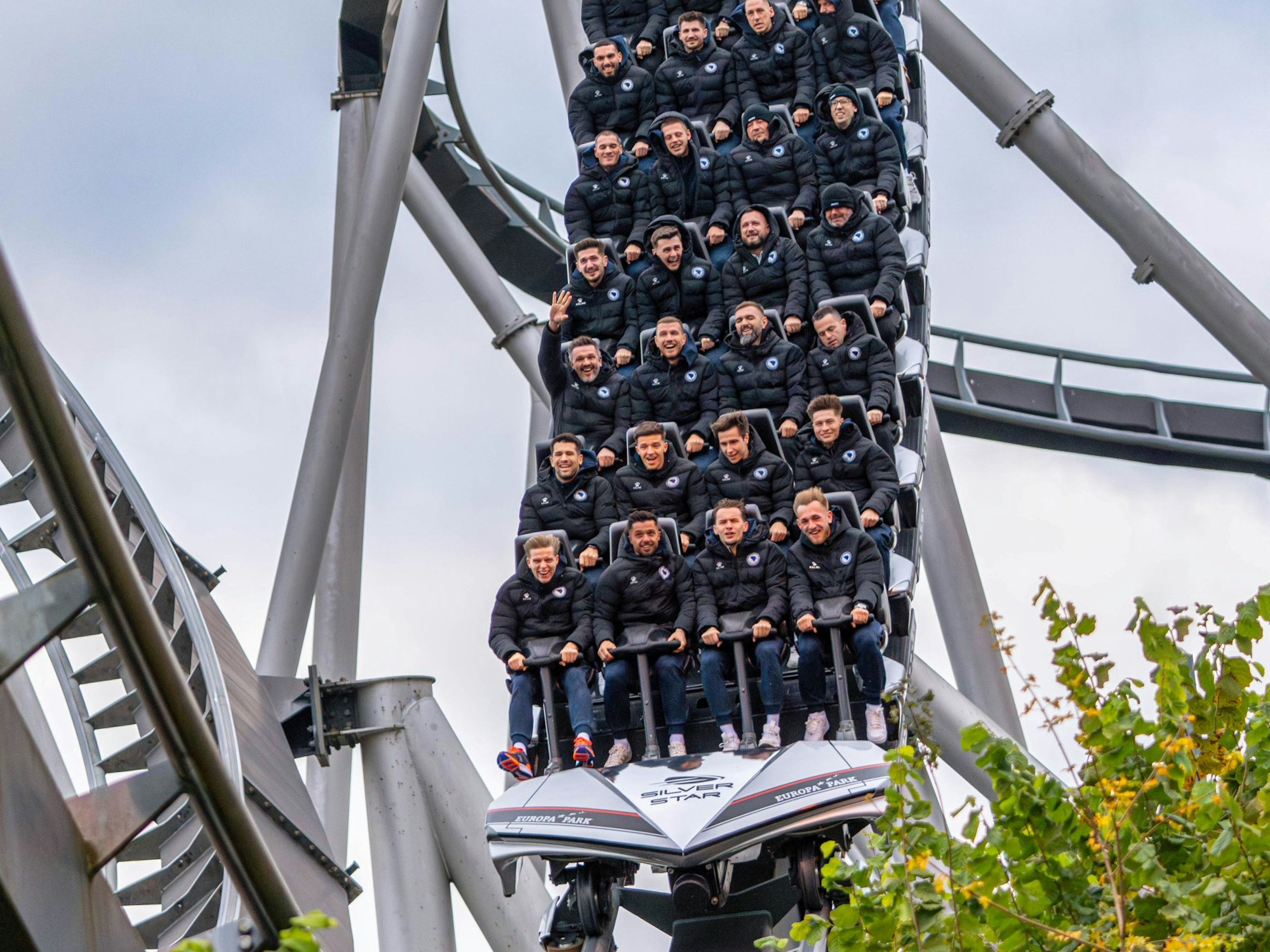 Die bosnische Nationalmannschaft auf der Achterbahn Silver Star im Europa Park.