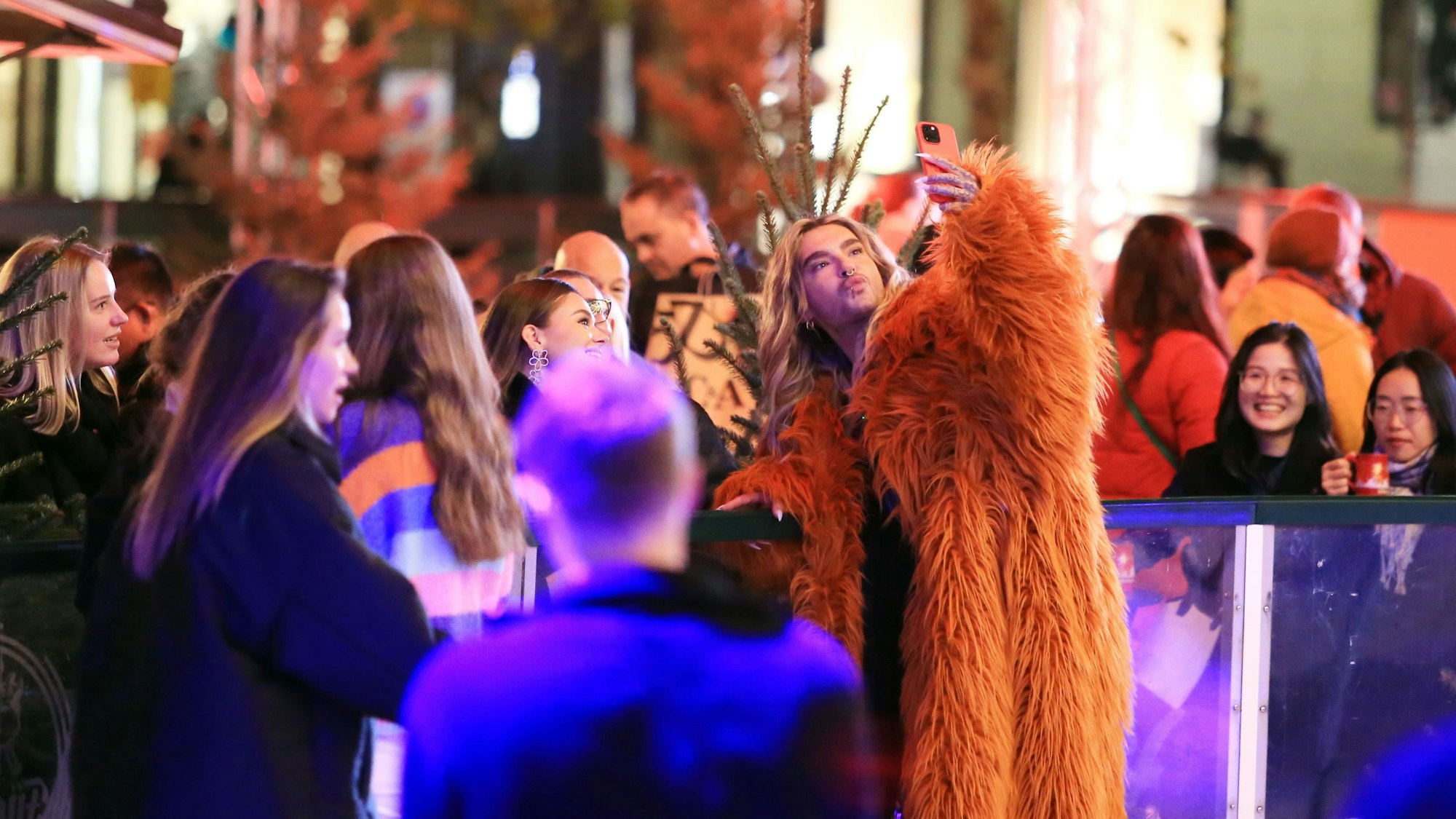 Bill Kaulitz war am 14. November 2024 in Düsseldorf, um sein Parfüm ‚Himmel‘ für Sephora zu promoten.