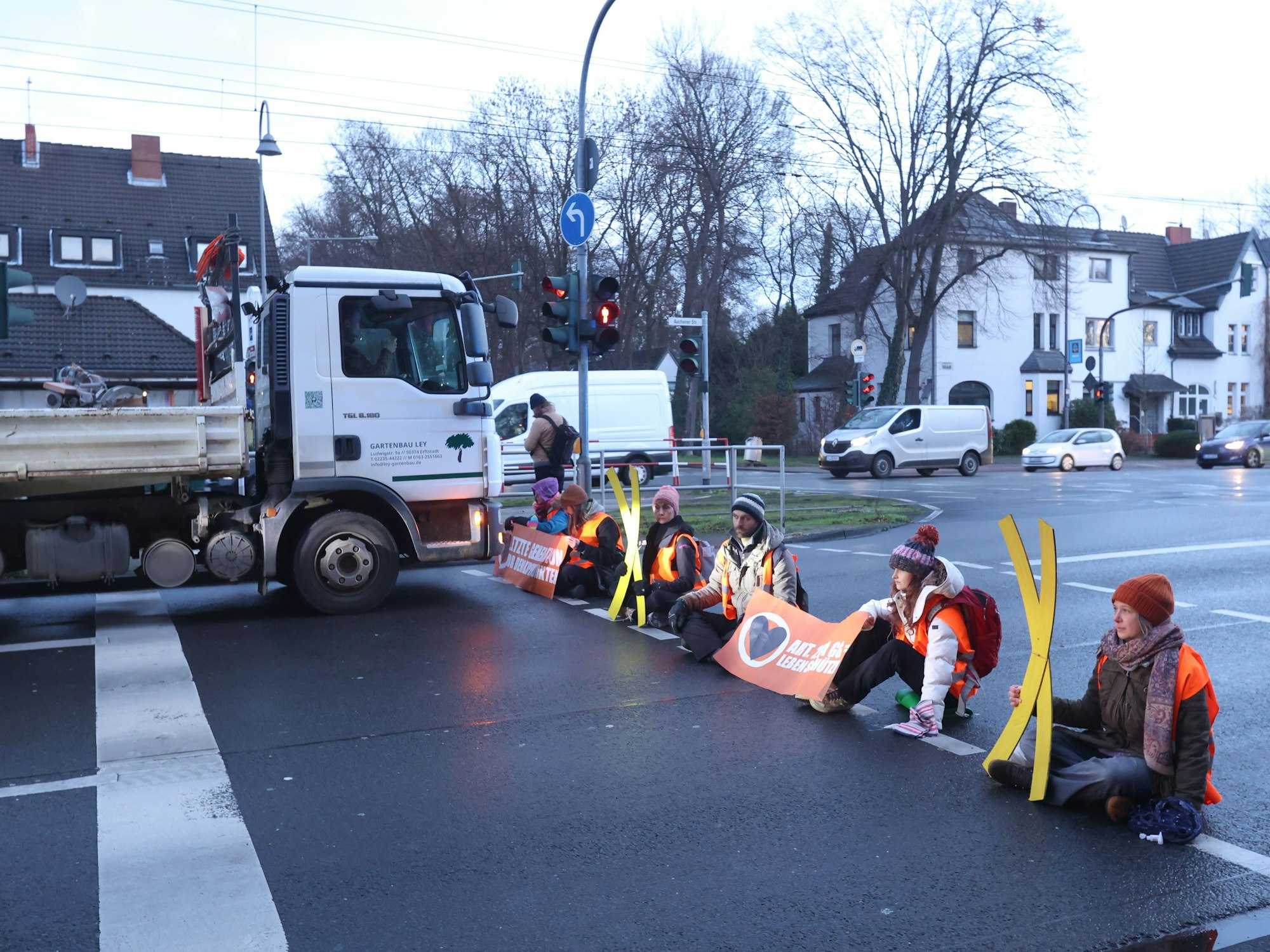 Klimakleber blockieren die Aachener Straße im Berufsverkehr.