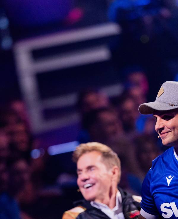 Pietro Lombardi, Dieter Bohlen und Loredana stehen am DSDS-Jurypult.