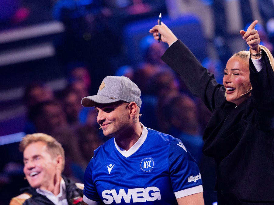 Pietro Lombardi, Dieter Bohlen und Loredana stehen am DSDS-Jurypult.