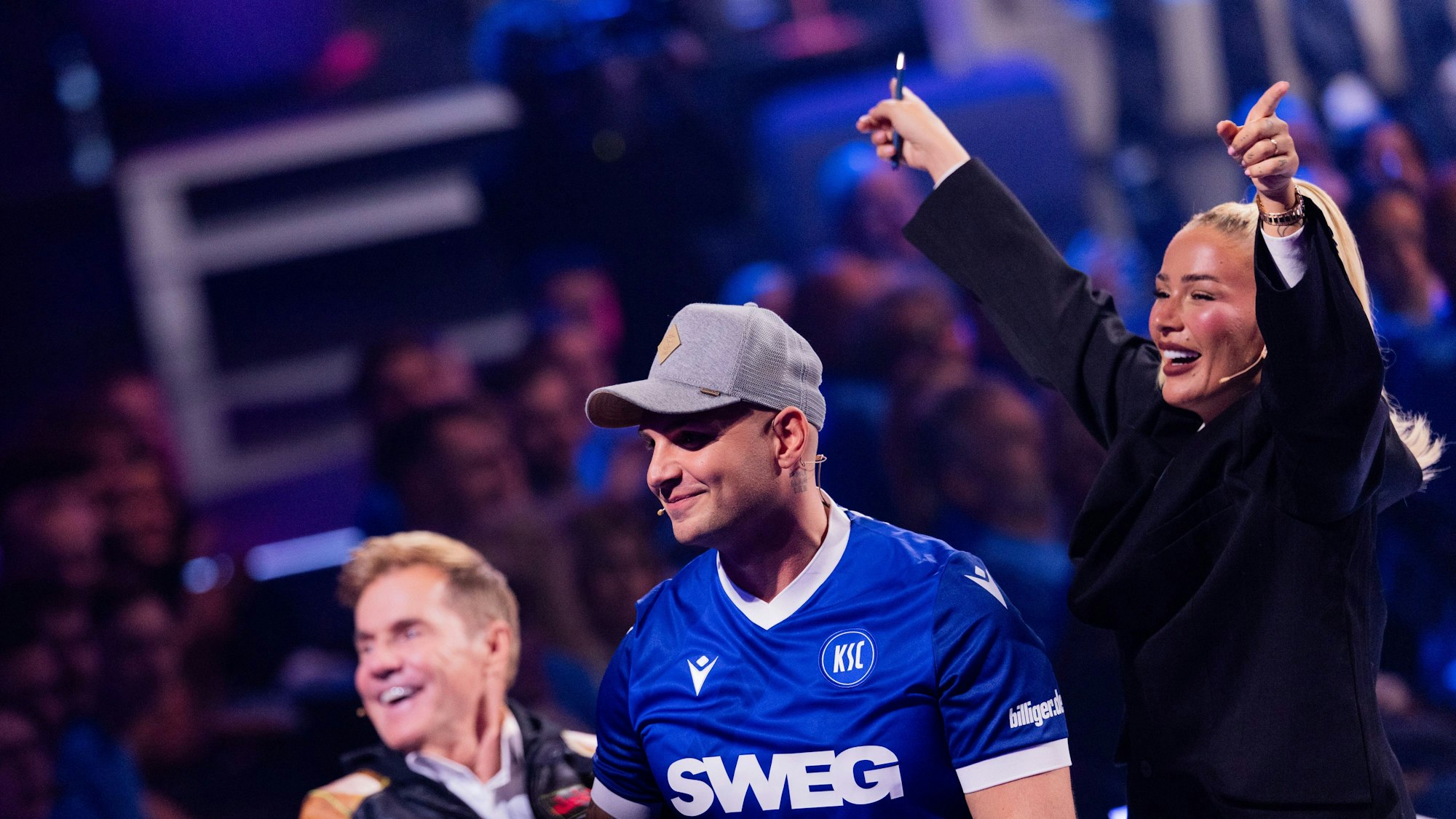 Pietro Lombardi, Dieter Bohlen und Loredana stehen am DSDS-Jurypult.