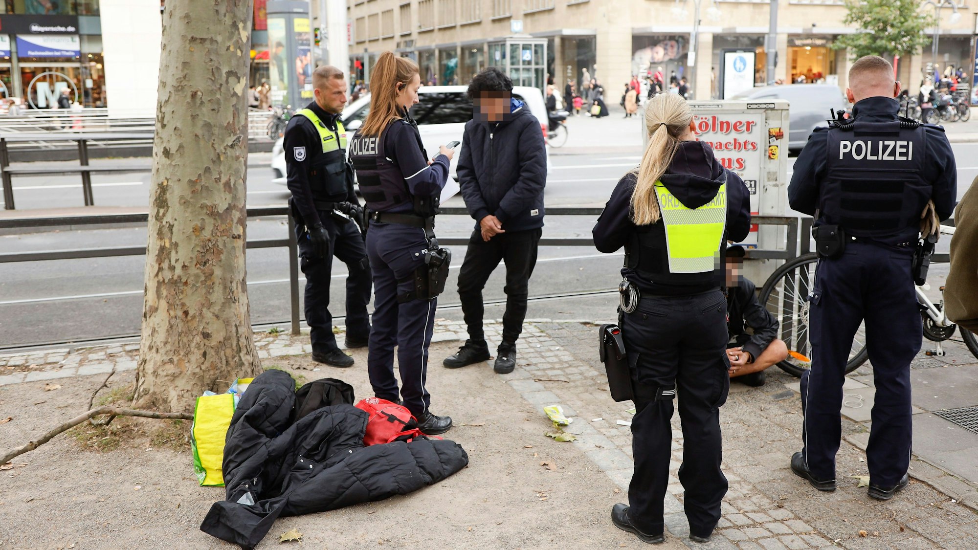 Mitarbeitende des Kölner Ordnungsamtes bei einem Einsatz am 18. Oktober 2023 am Kölner Neumarkt.