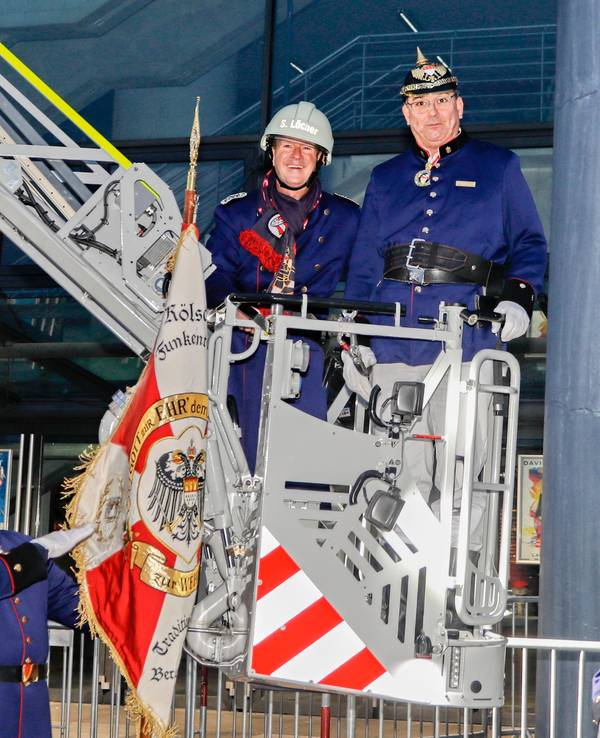 Stefan Löcher im Korb der Drehleiter.