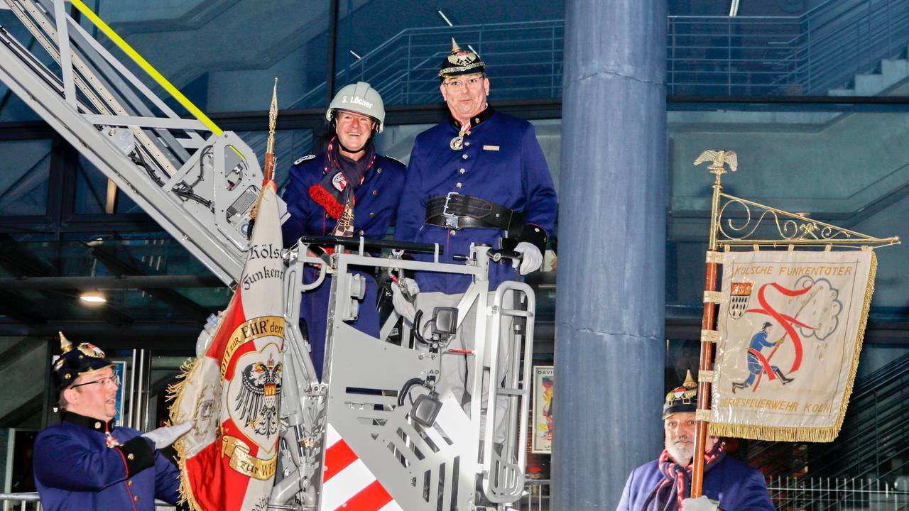 Stefan Löcher im Korb der Drehleiter.