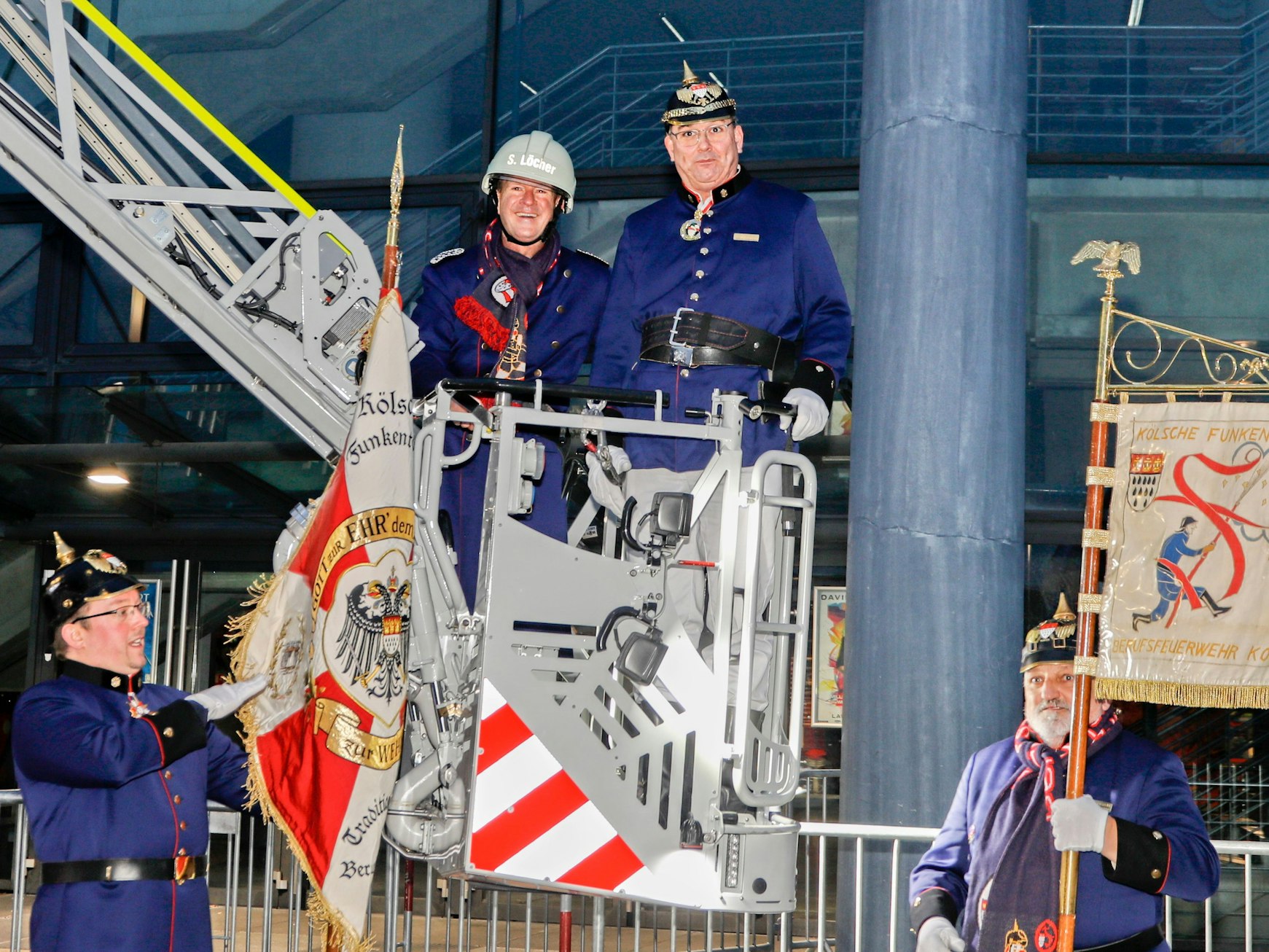 Stefan Löcher im Korb der Drehleiter.