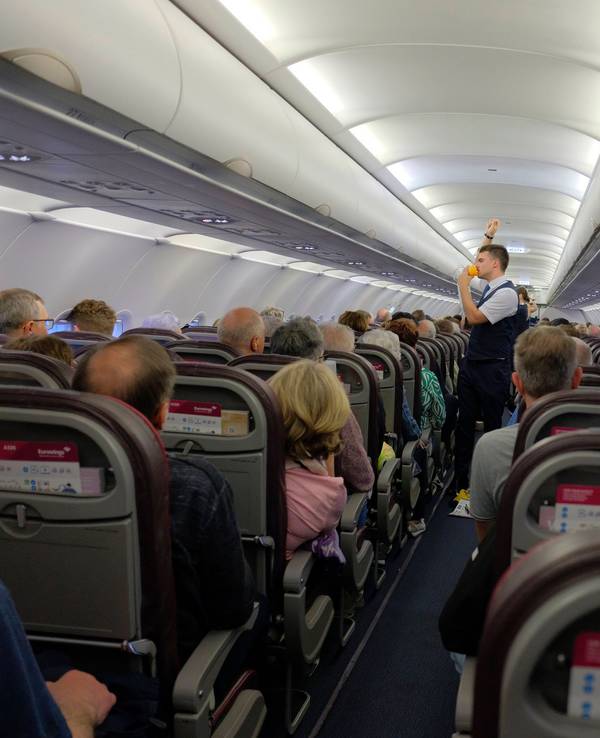 Ein Flugbegleiter,Steward von der Kabinenbesatzung im Verkehrsfiugzeug der Fluggesellschaft Eurowings bei der Sicherheitseinweisung