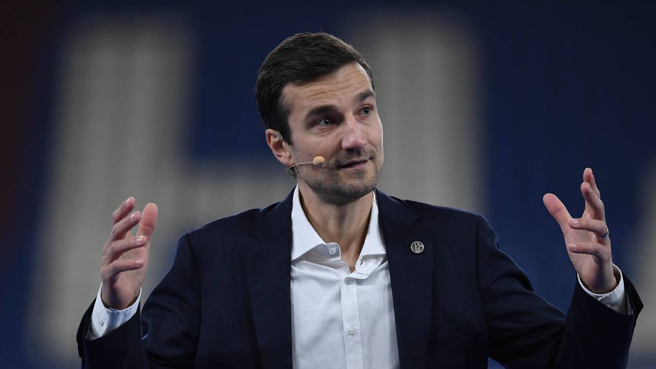 Matthias Tillmann spricht auf der Mitgliederversammlung von Schalke 04.
