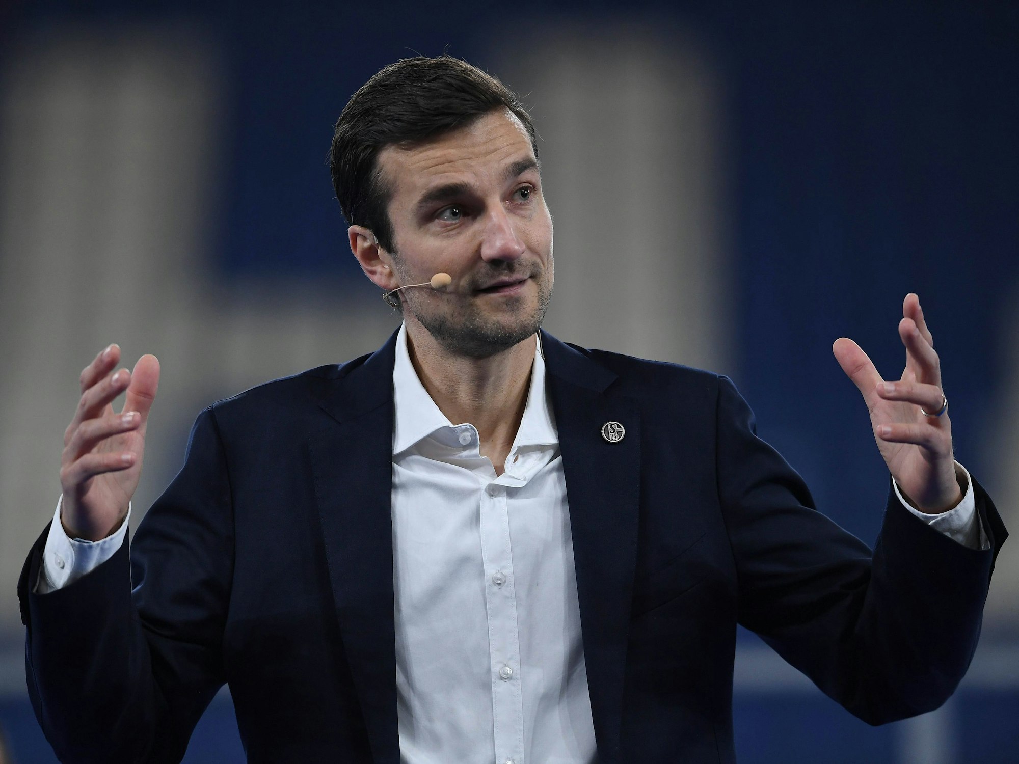 Matthias Tillmann spricht auf der Mitgliederversammlung von Schalke 04.