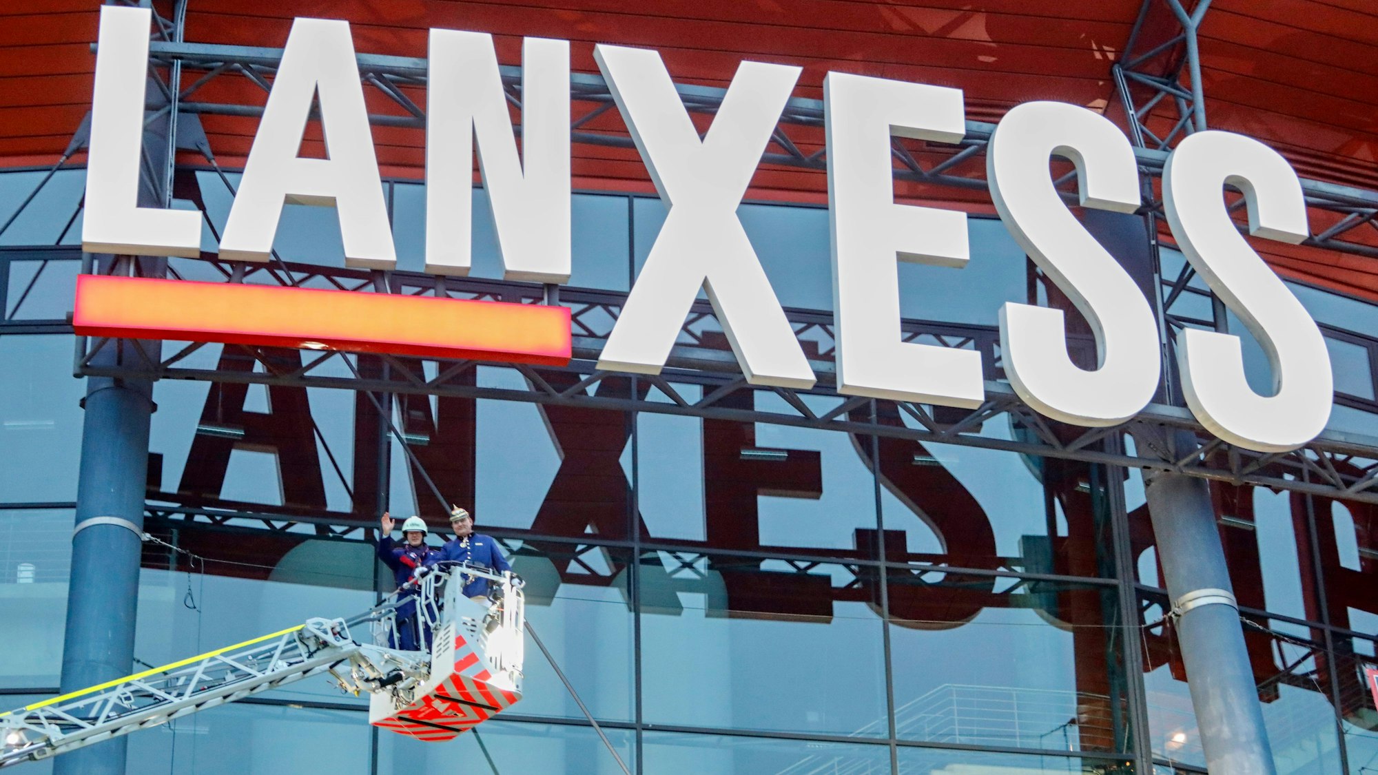 Guido Thiemermann mit Arena-Chef Stefan Löcher.