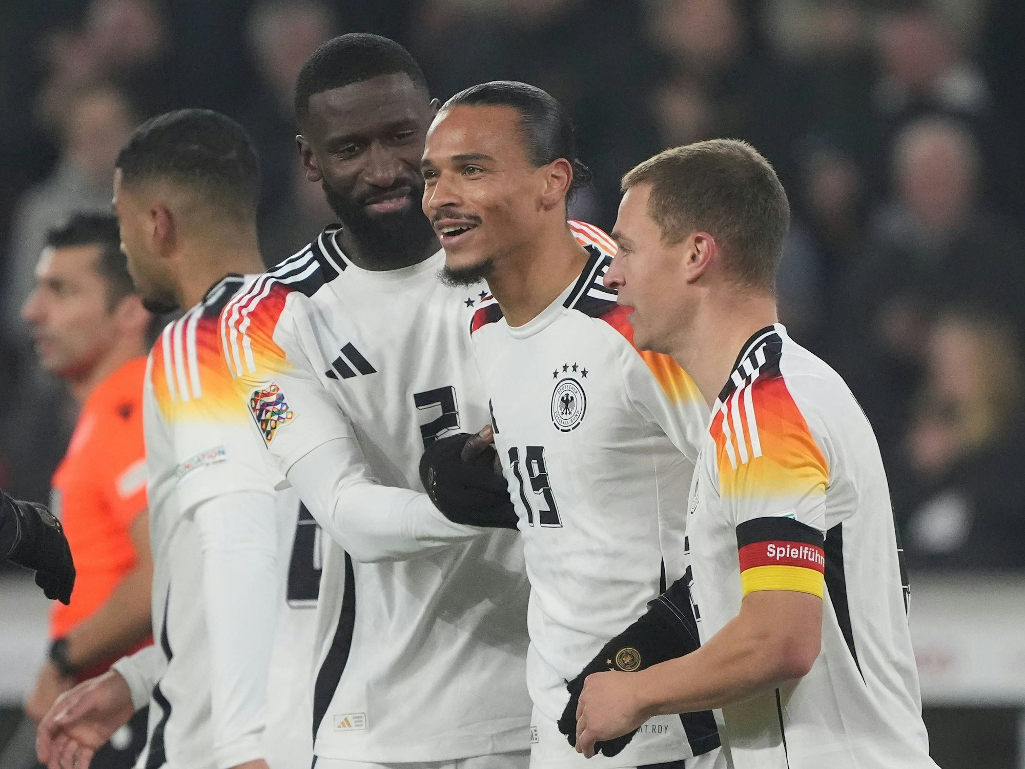Leroy Sane bejubelt mit seinen Teamkollegen Antonio Rüdiger und Joshua Kimmich sein Tor zum 6:0 gegen Bosnien-Herzegowina.