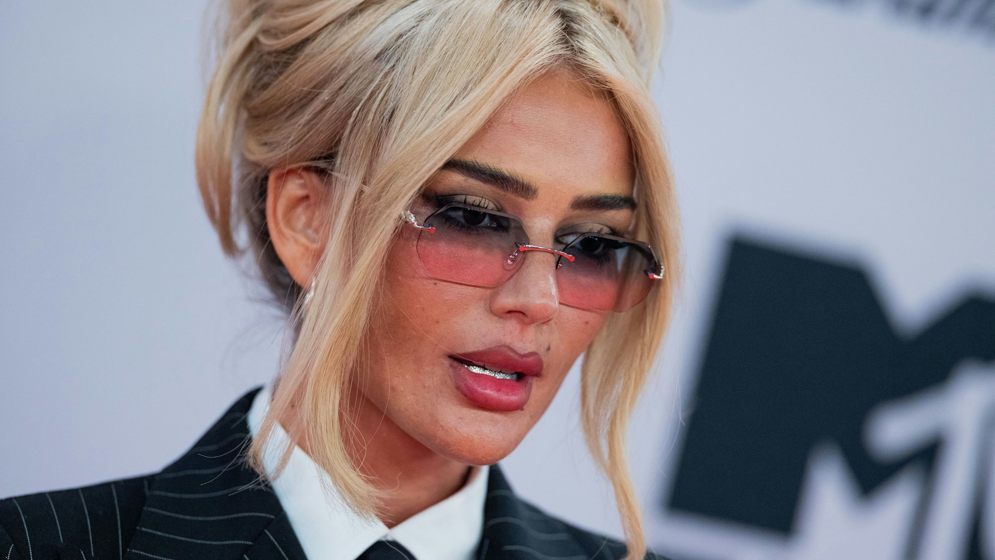 Rapperin Loredana geht über den Roten Teppich bei der Verleihung der MTV Europe Music Awards vor dem PSD Bank Dome.