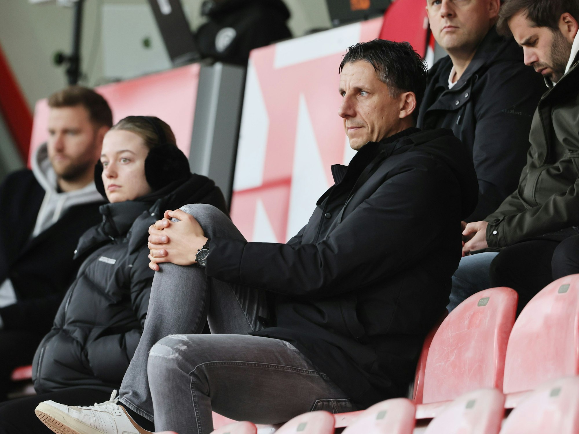 Testspiel im Franz-Kremer-Stadion, 1. FC Köln gegen FC Groningen: Christian Keller (1. FC Köln) auf der Tribüne.