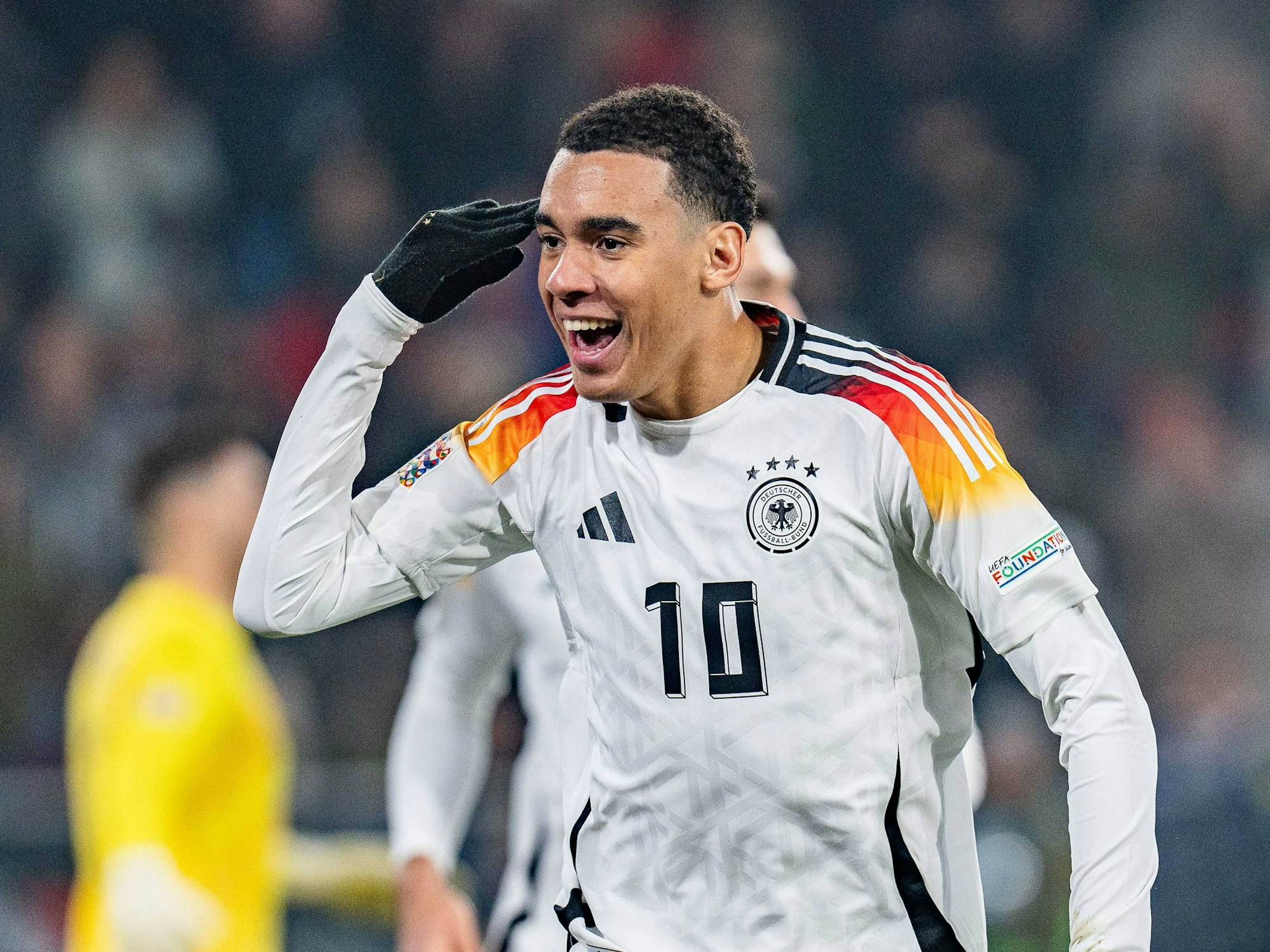 Jamal Musiala deutet beim Jubel über sein Tor zum 1:0 gegen Bosnien-Herzegowina auf seinen Kopf, mit dem er getroffen hatte.