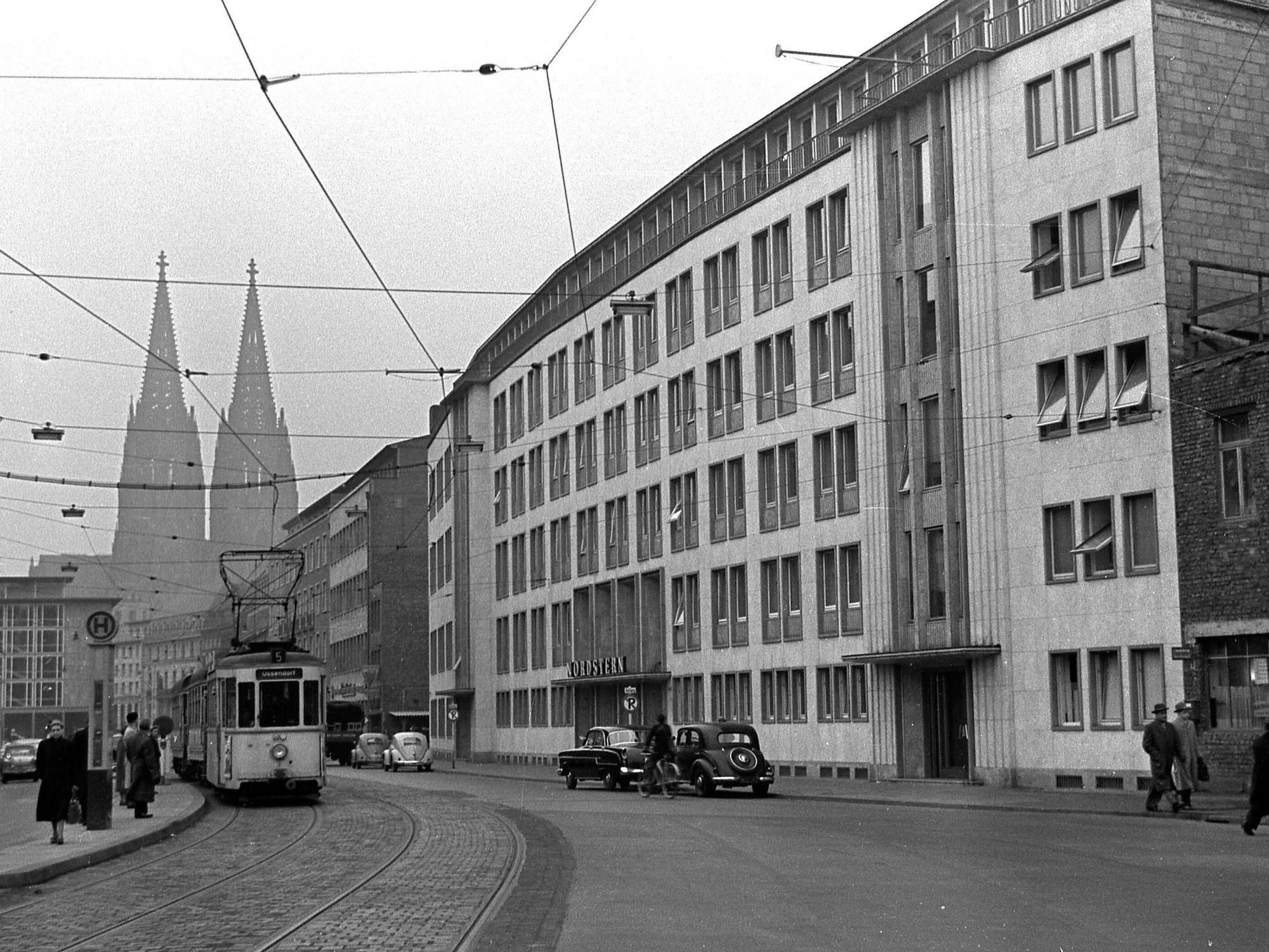 Köln Dom Straßenbahn Linie 5 1955 Historisches Bild und Foto: Köln mit Kölner Dom und Straßenbahn der Linie 5 auf der Gereonstraße, Haltestelle, Gebäude der Nordstern Versicherung, alte Autos, Passanten