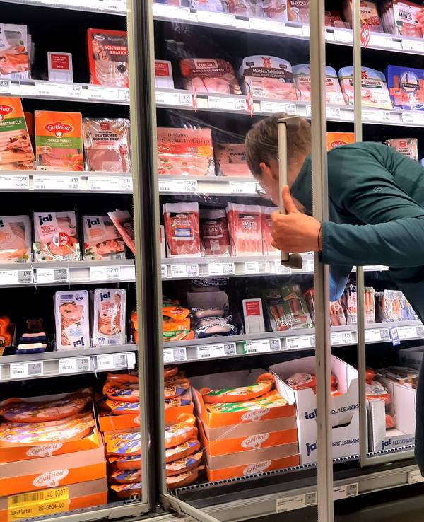 Ein Kunde an einem Wurstregal: Heimlich gedrehte Videos zeigen schockierende Zustände Schweinställen, die auch deutsche Regale beliefern. Rewe hat die Produkte aus dem Verkehr gezogen.