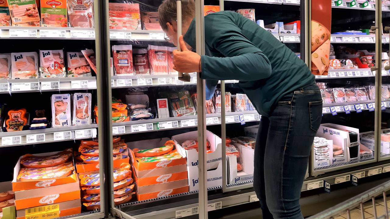Ein Kunde an einem Wurstregal: Heimlich gedrehte Videos zeigen schockierende Zustände Schweinställen, die auch deutsche Regale beliefern. Rewe hat die Produkte aus dem Verkehr gezogen.
