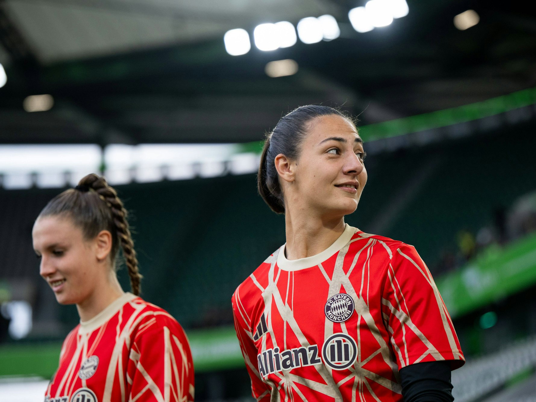 Maria-Luisa Mala Grohs und Ena Mahmutovic kommen zum Aufwärmen auf den Platz.