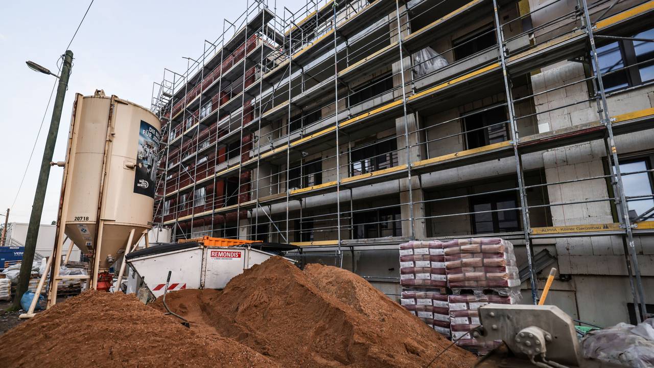Ein Gerüst steht am Rohbau eines Wohnhauses.