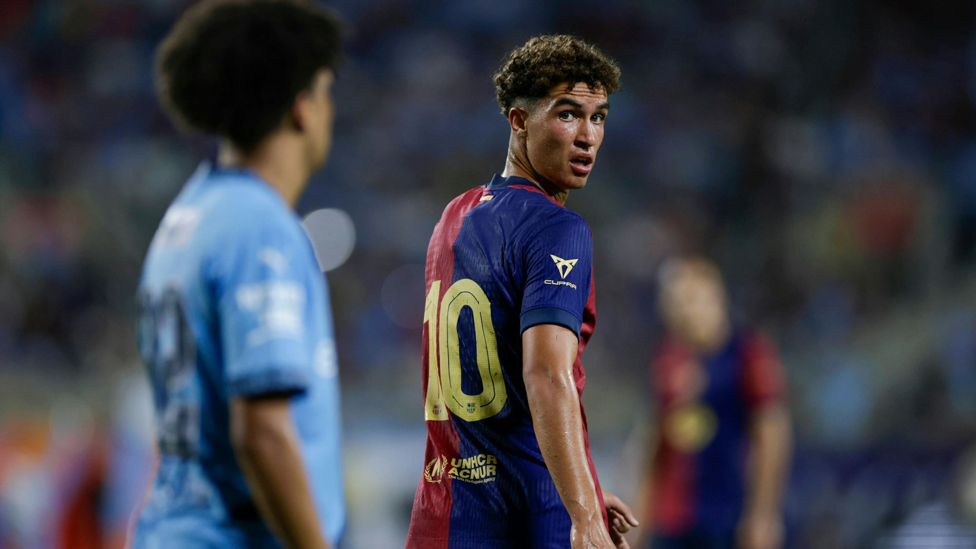 Noah Darvich im Testspiel für den FC Barcelona gegen Manchester City auf dem Rasen.