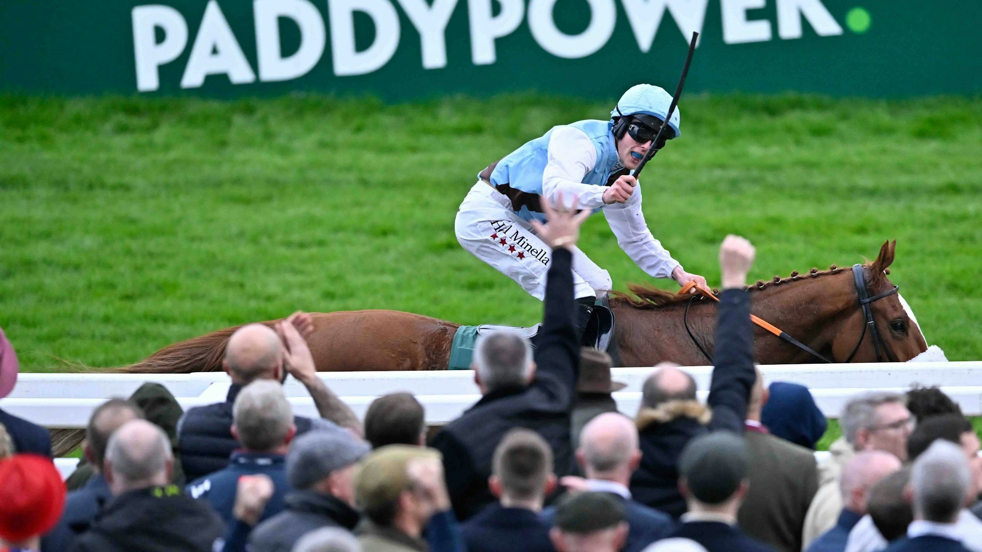 Daniel King reitet auf seinem Pferd.