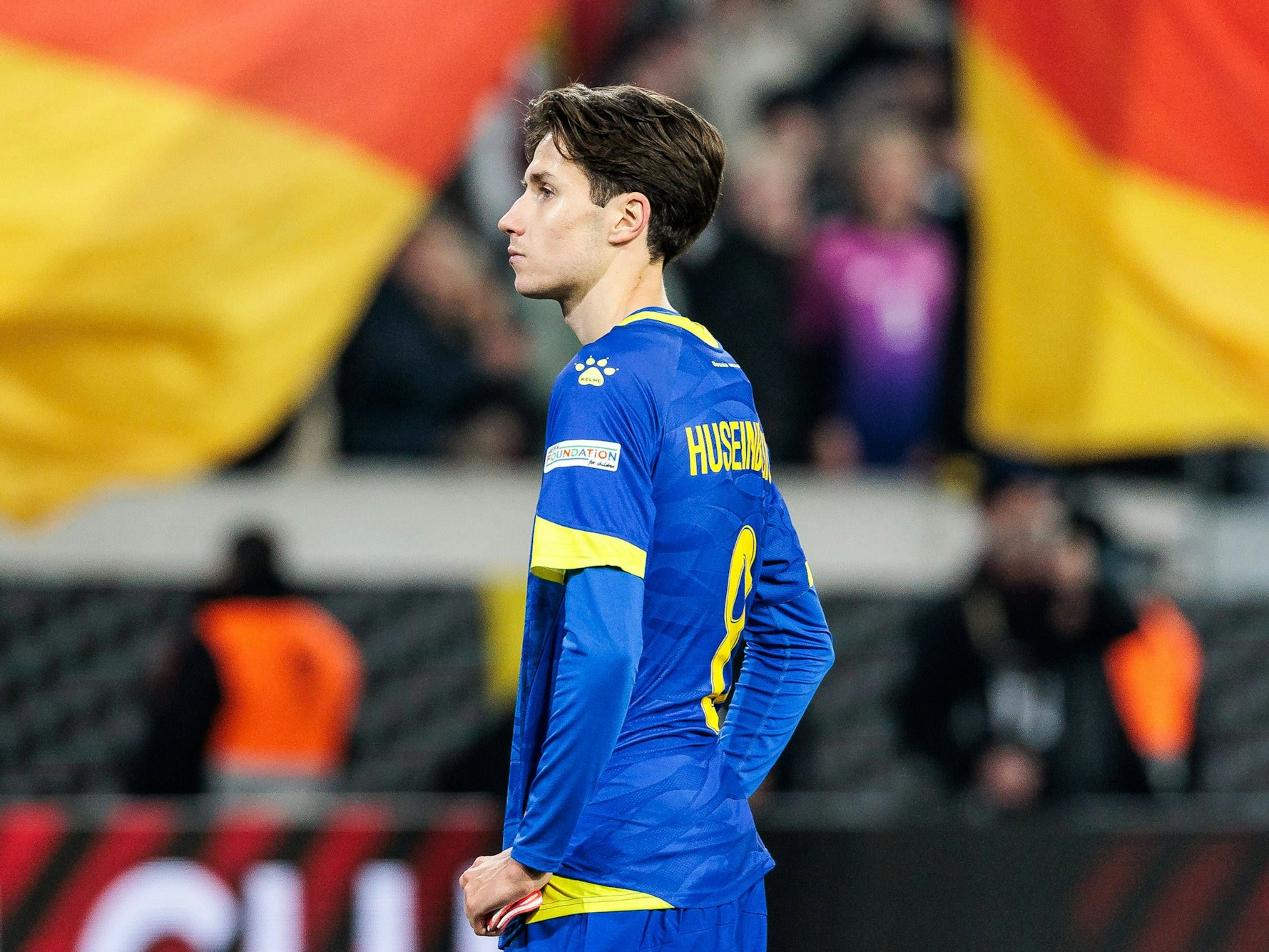 Denis Huseinbasic (Bosnien-Herzegowina) steht frustriert vor der Kurve.