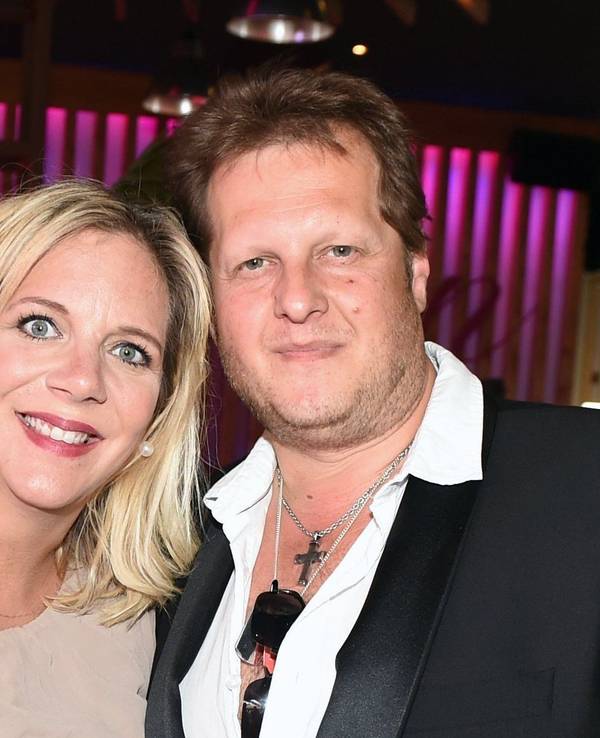 Jens Büchner („Mallorca-Jens“), Entertainer, und seine damals schwangere Freundin Daniela Karabas kommen zum Saison-Opening im Megapark an.