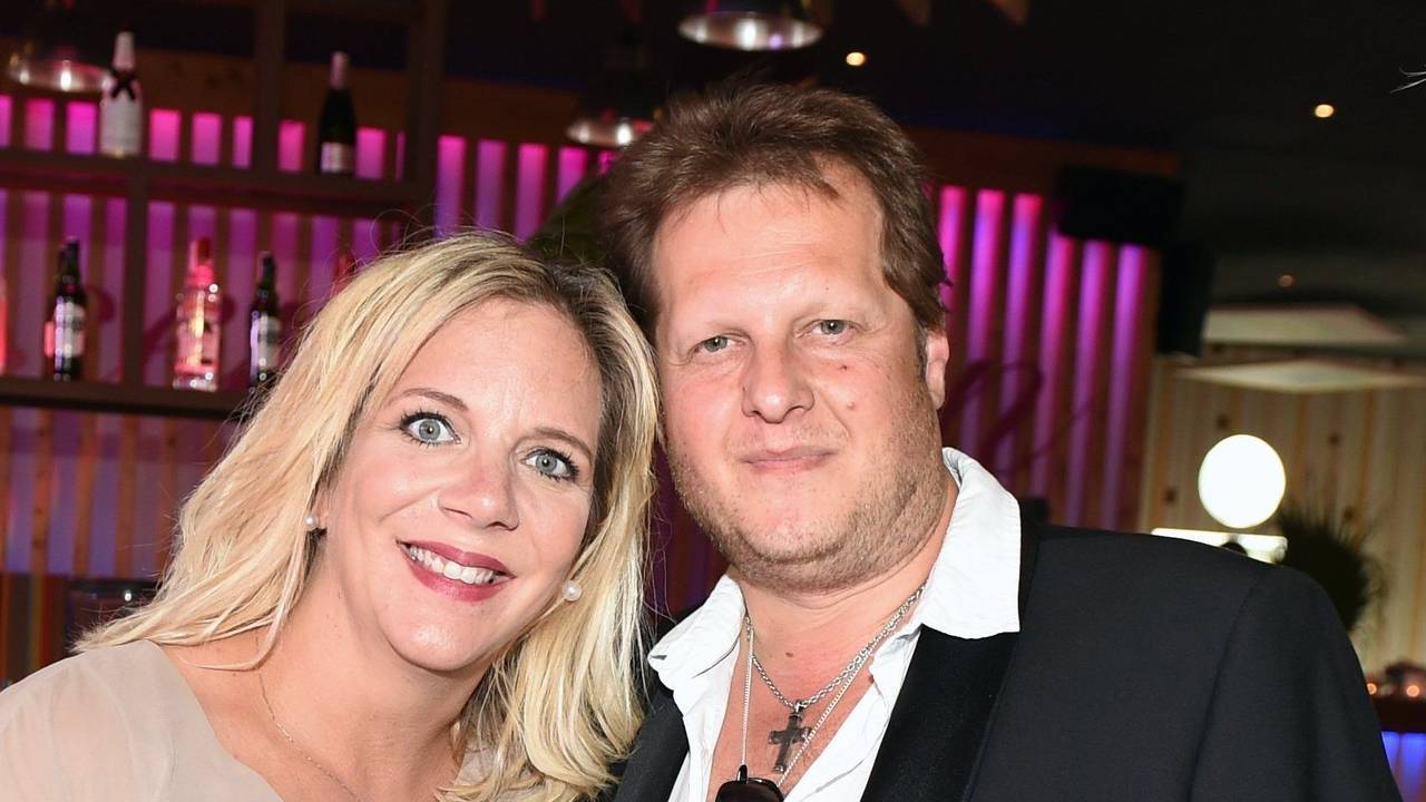 Jens Büchner („Mallorca-Jens“), Entertainer, und seine damals schwangere Freundin Daniela Karabas kommen zum Saison-Opening im Megapark an.