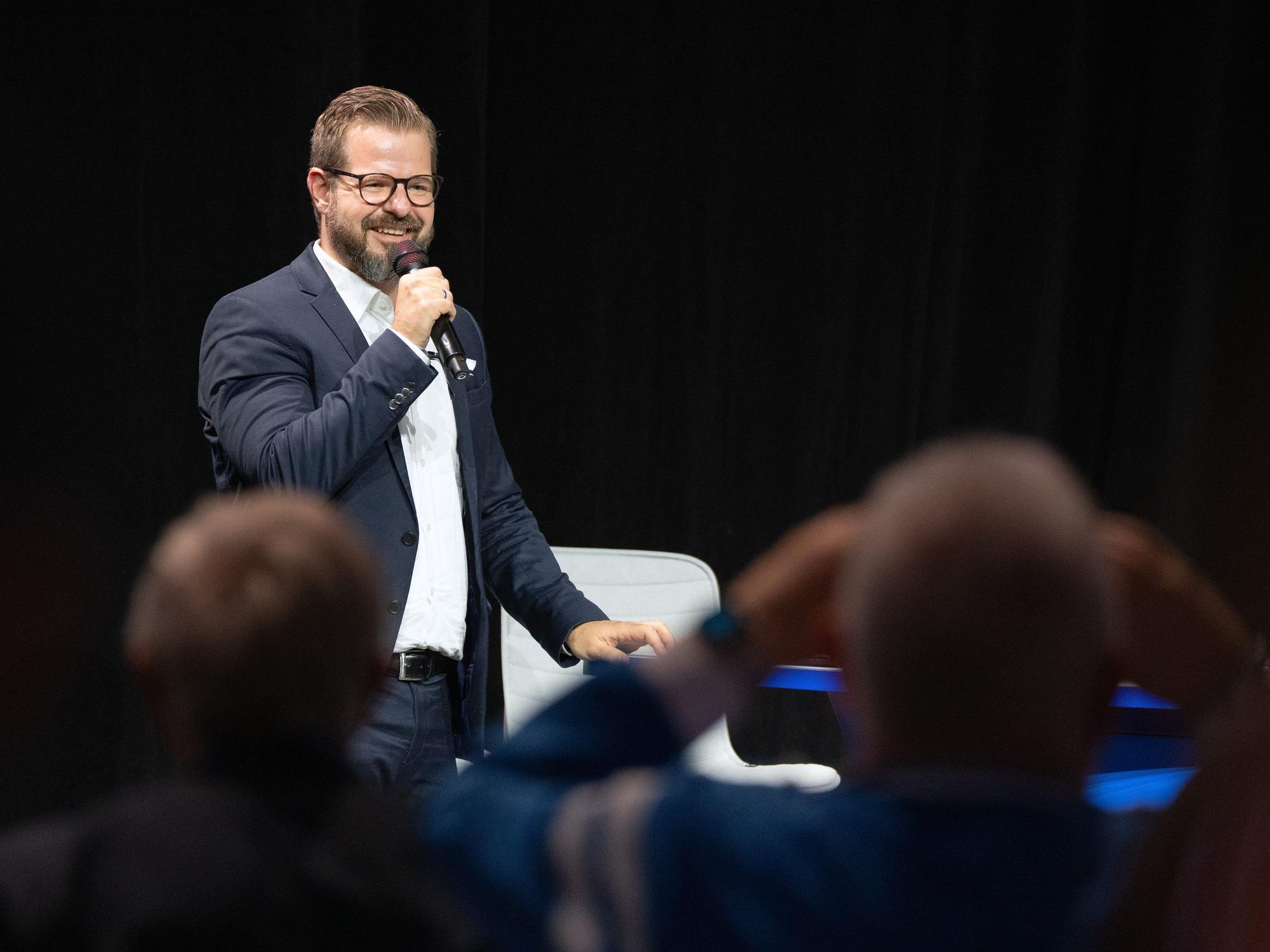 Herthas neu gewählter Präsident Fabian Drescher zeigt sich während der Mitgliederversammlung von Hertha BSC nach der Bekanntgabe des Wahlergebnisses gerührt.