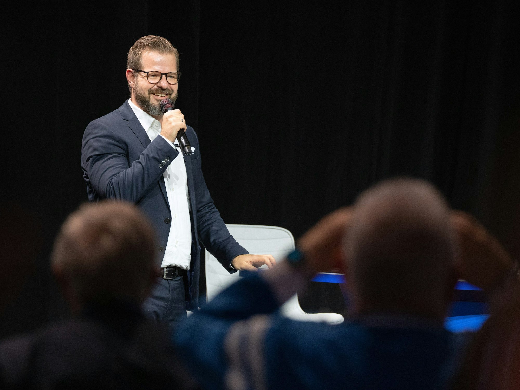 Herthas neu gewählter Präsident Fabian Drescher zeigt sich während der Mitgliederversammlung von Hertha BSC nach der Bekanntgabe des Wahlergebnisses gerührt.