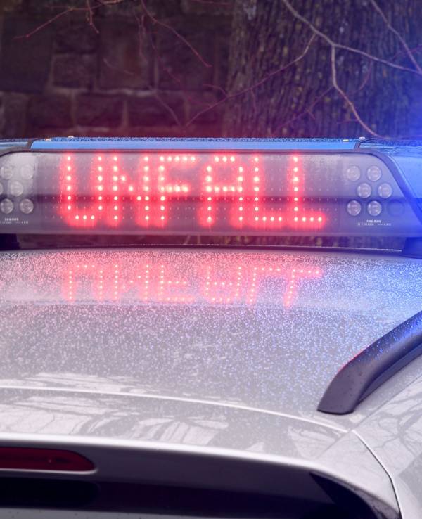 Die Leuchtschrift «Unfall» ist auf dem Dach eines Streifenwagens der Polizei zu sehen.